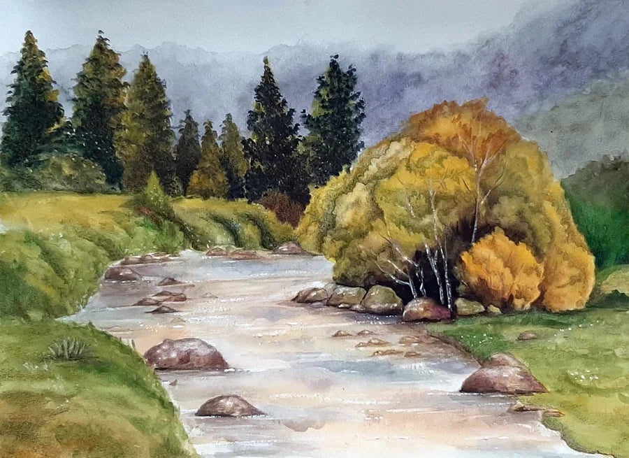 Aquarela de um rio de pedras entre margens verdes, com pinheiros e uma árvore de folhagem dourada ao fundo