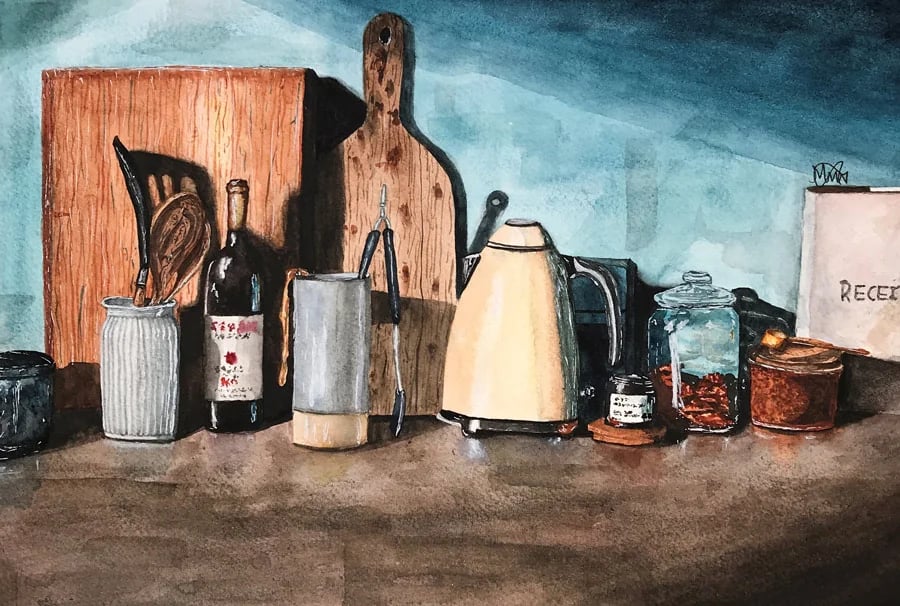 Aquarela de uma bancada de cozinha com tábuas de madeira, garrafa de vinho, chaleira e potes de vidro sobre parede azul