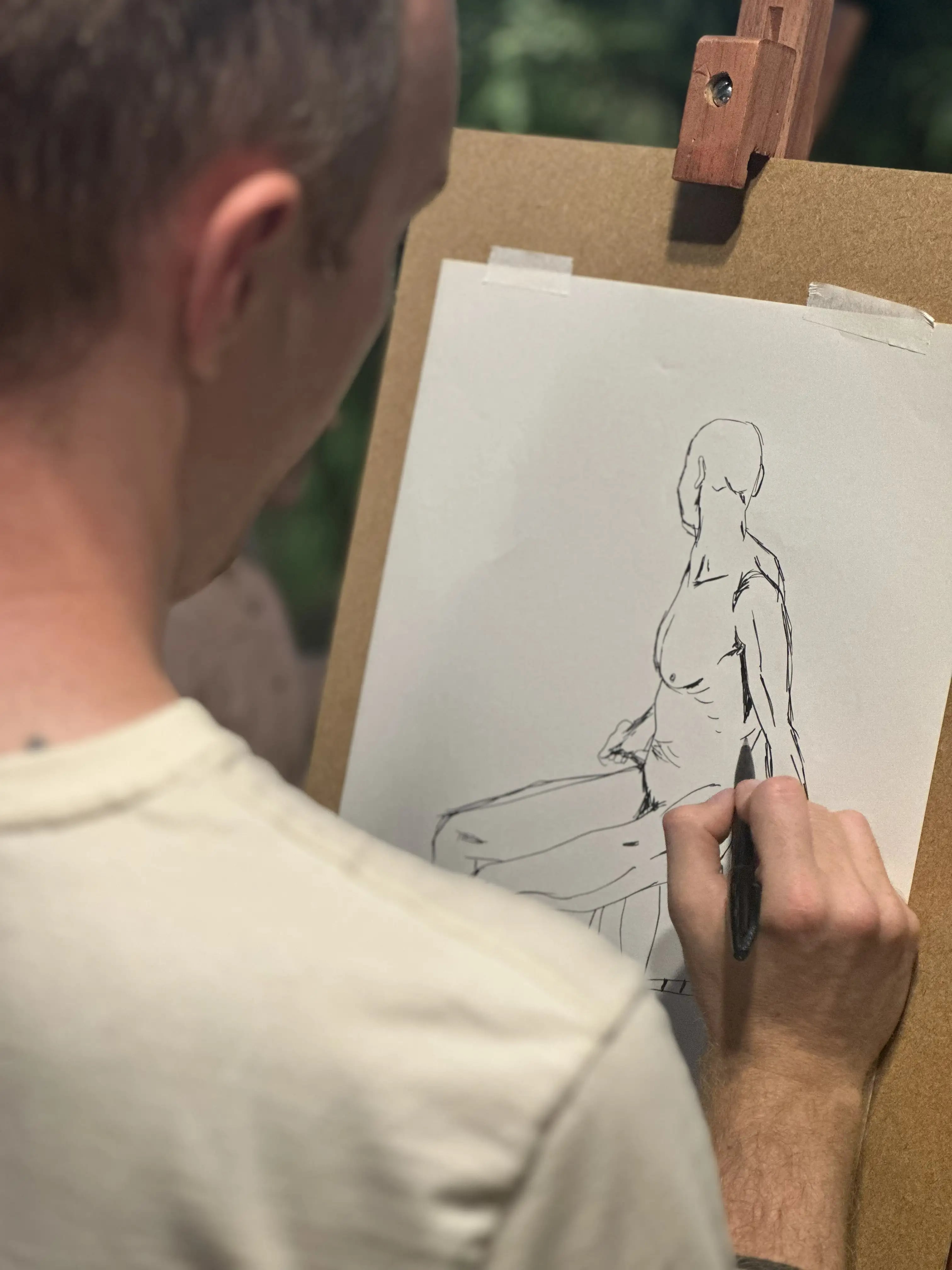 Artista homem desenhando o modelo vivo