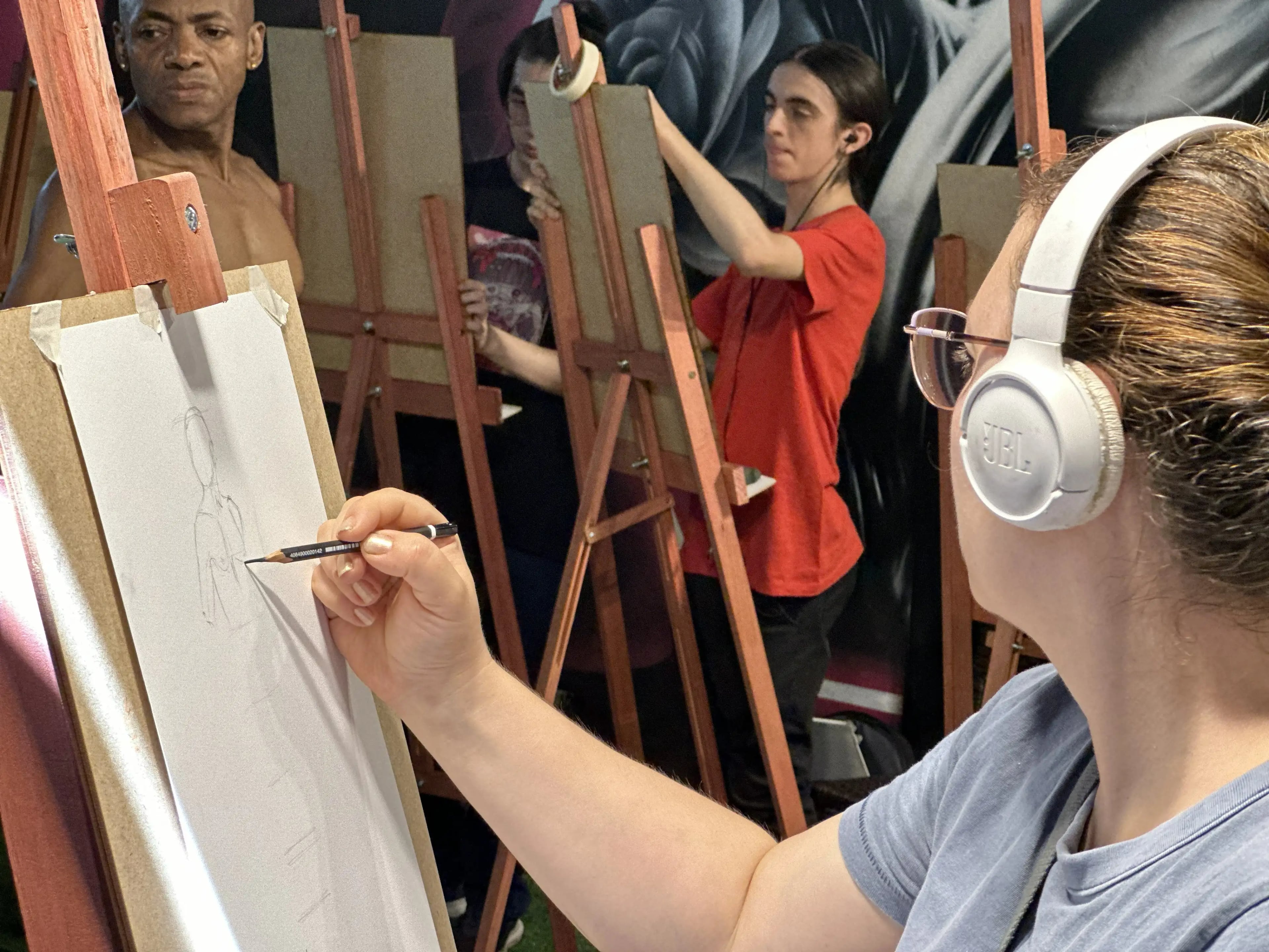 Artista mulher observando e desenhando o modelo