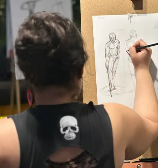 Artista mulher pintando com pincel na mão direita