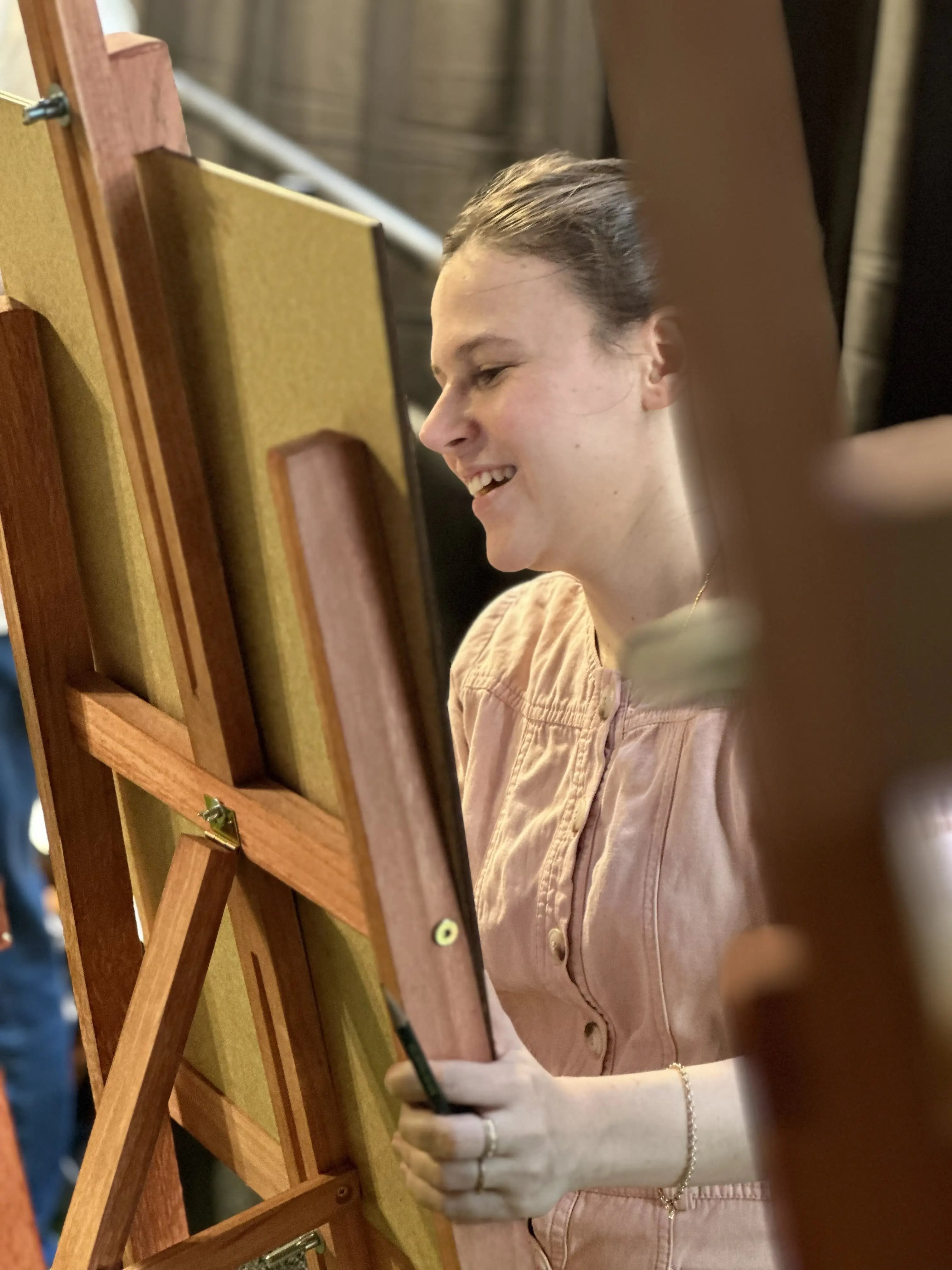 Artista mulher pintando um quadro