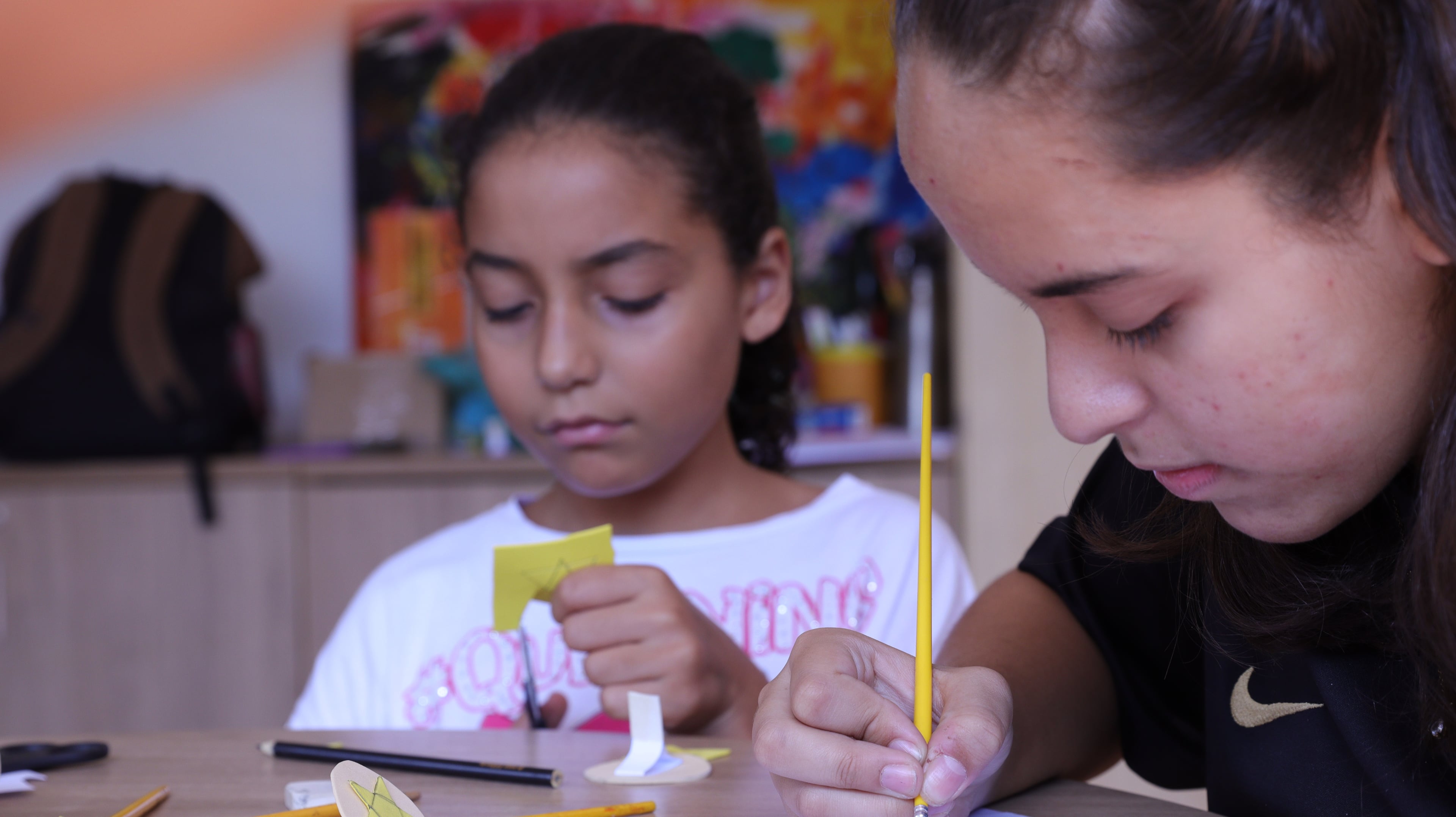 criancas desenhando e recortando os desenhos