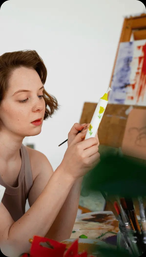 Artista decorando uma vela