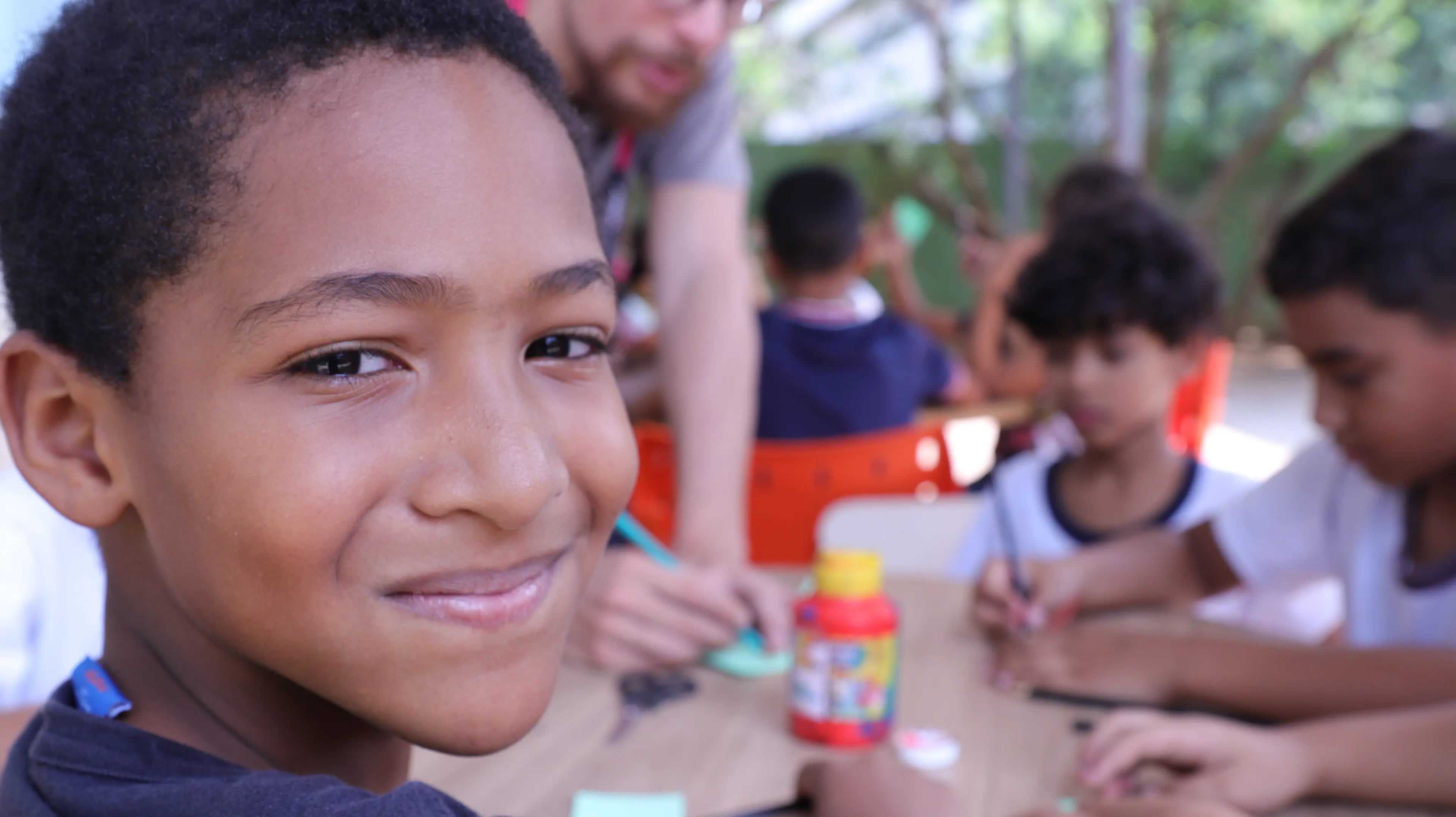 criancas desenhando e recortando os desenhos