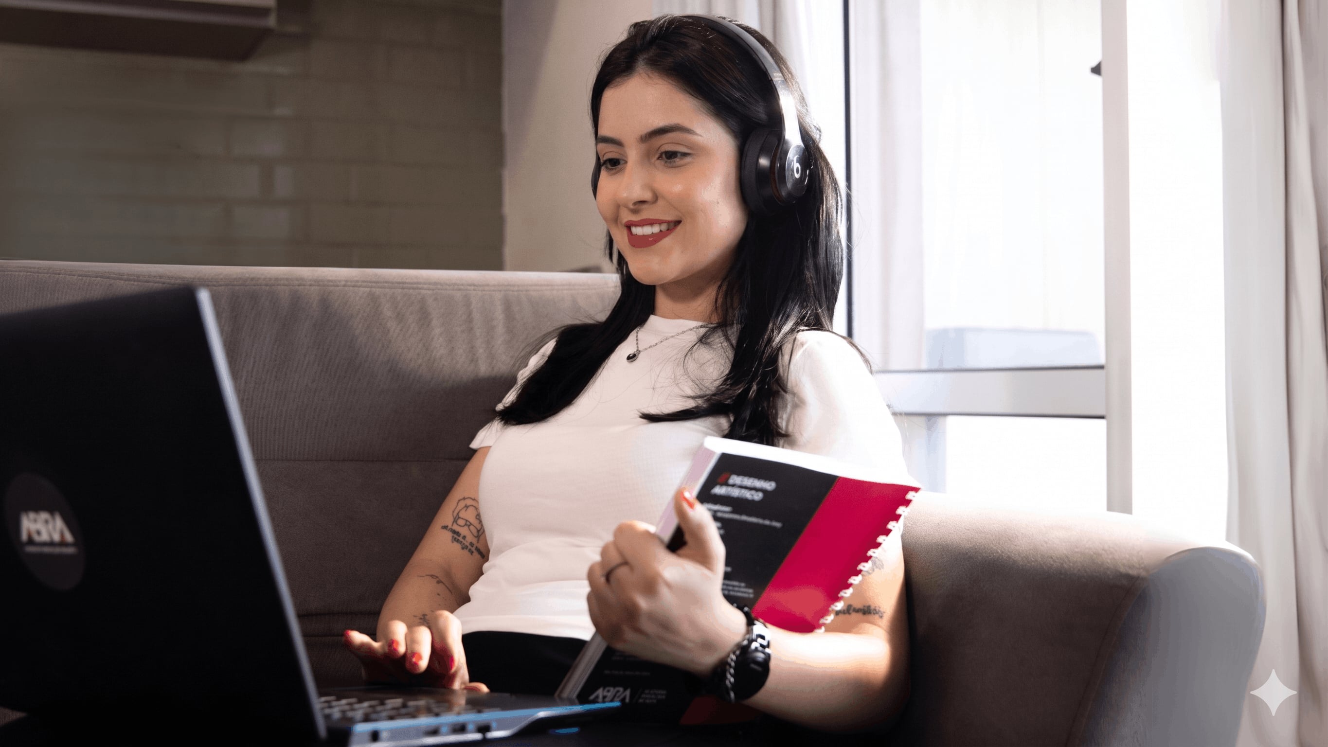 Aluna estudando o curso de ilustração online ao vivo