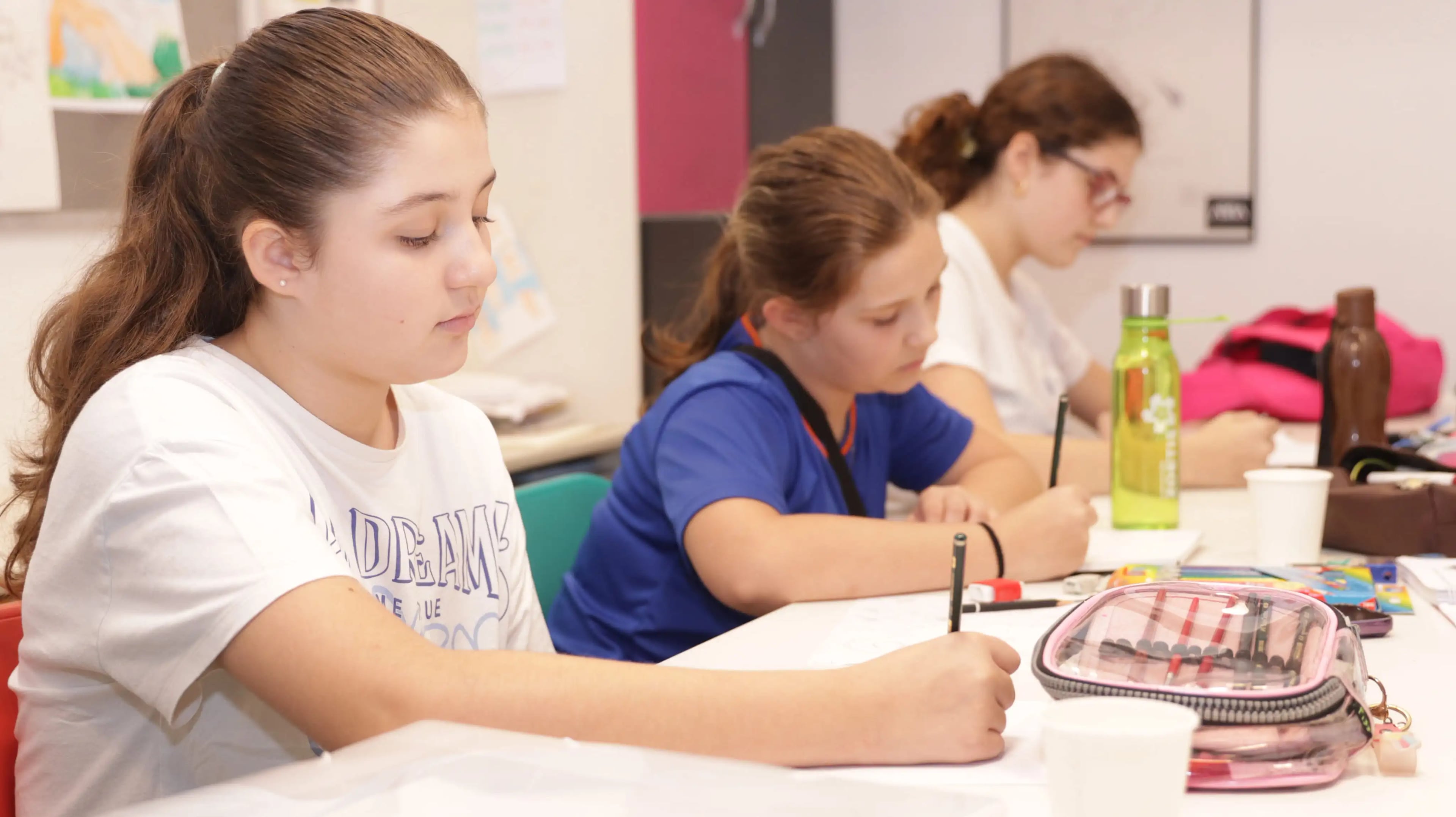 Crianças e adolescentes em aula de artes na ABRA