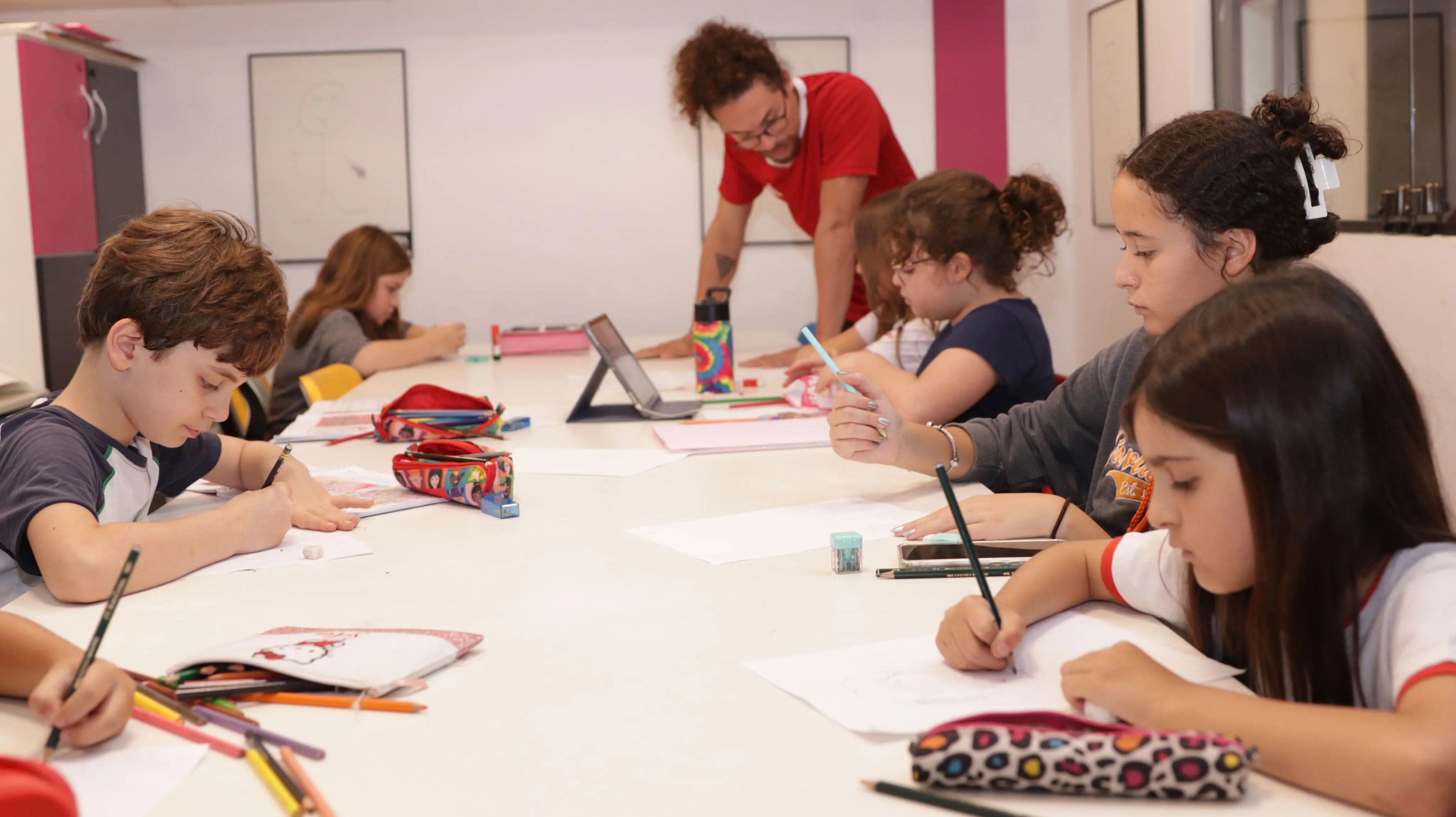 Sala de aula de artes da ABRA com alunos em atividade
