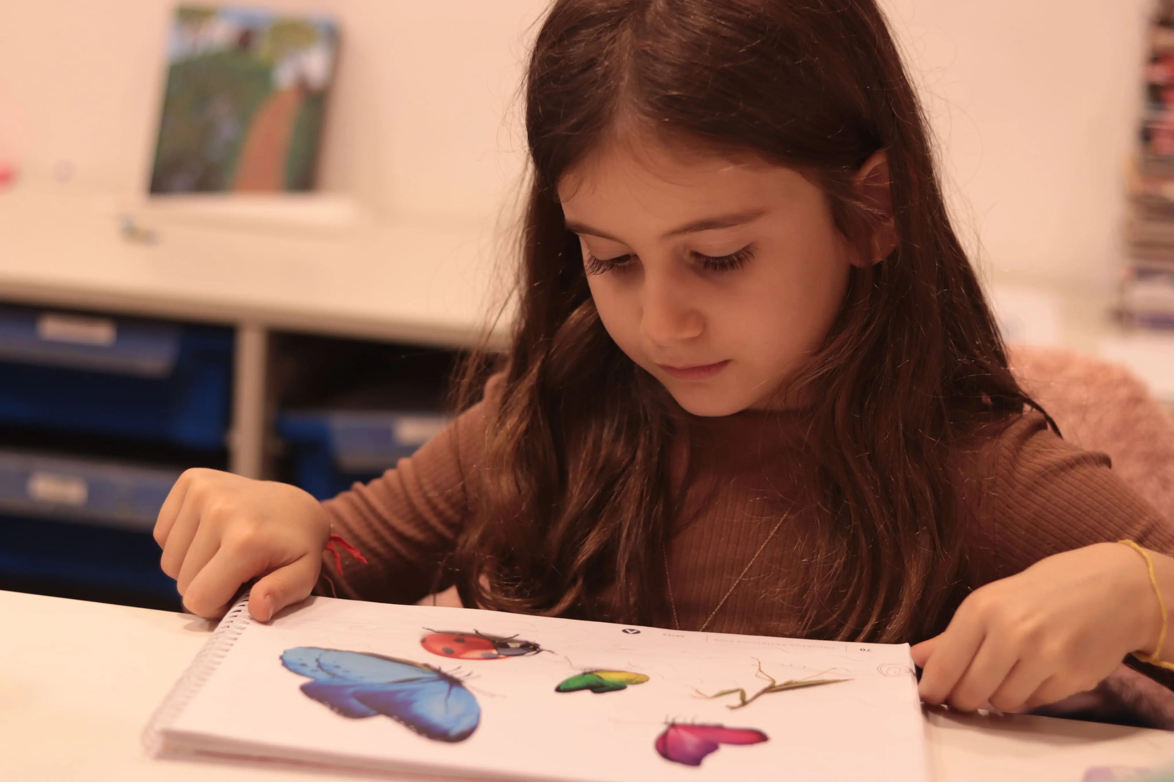 Criança desenhando durante aula de artes na ABRA