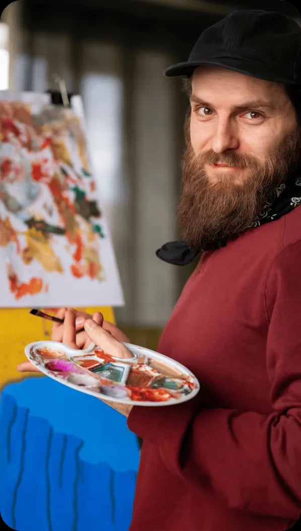 Artista pintando uma tela com pincel e tinta