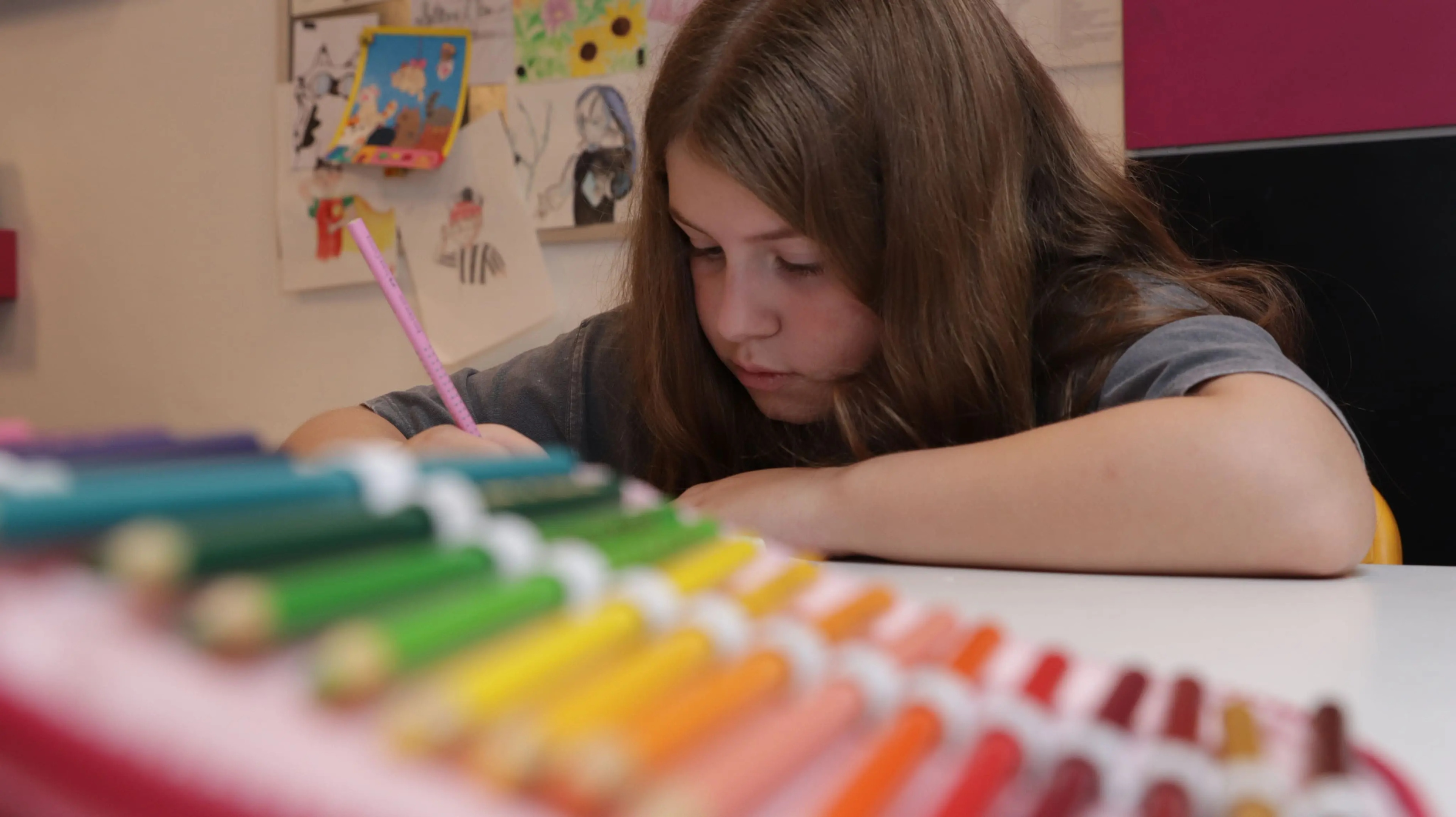 Adolescente aprendendo desenho em sala de aula
