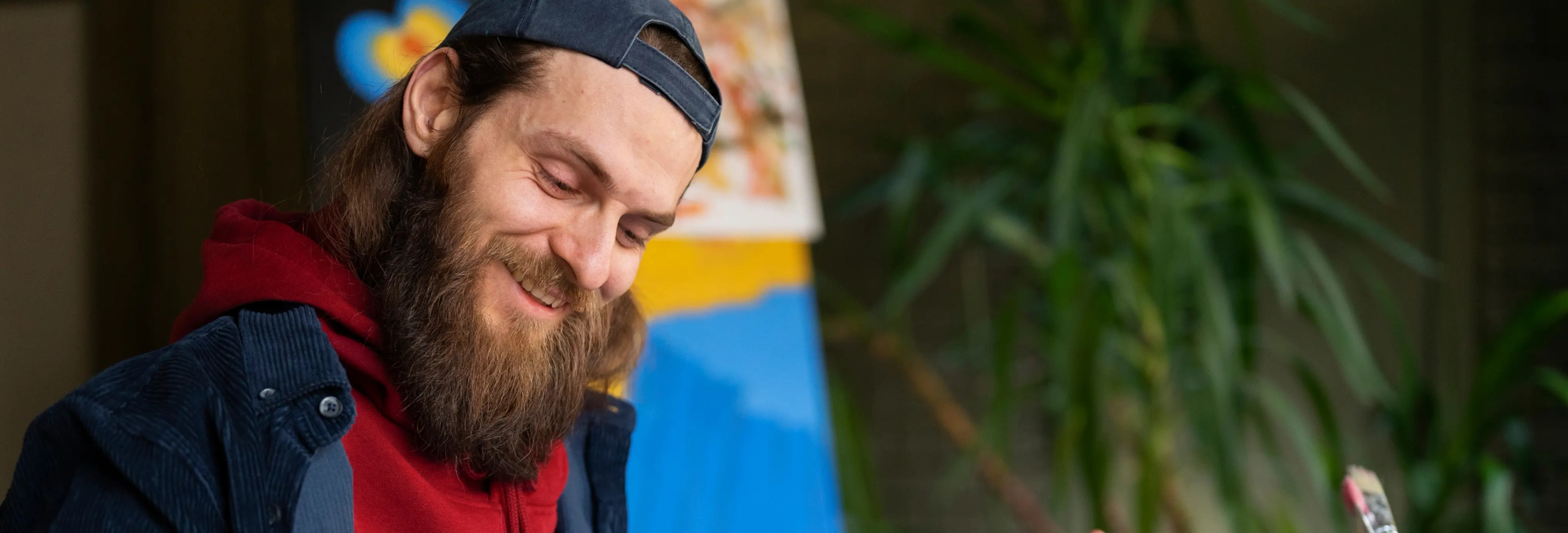 Artista masculino pintando com aquarela no estúdio
