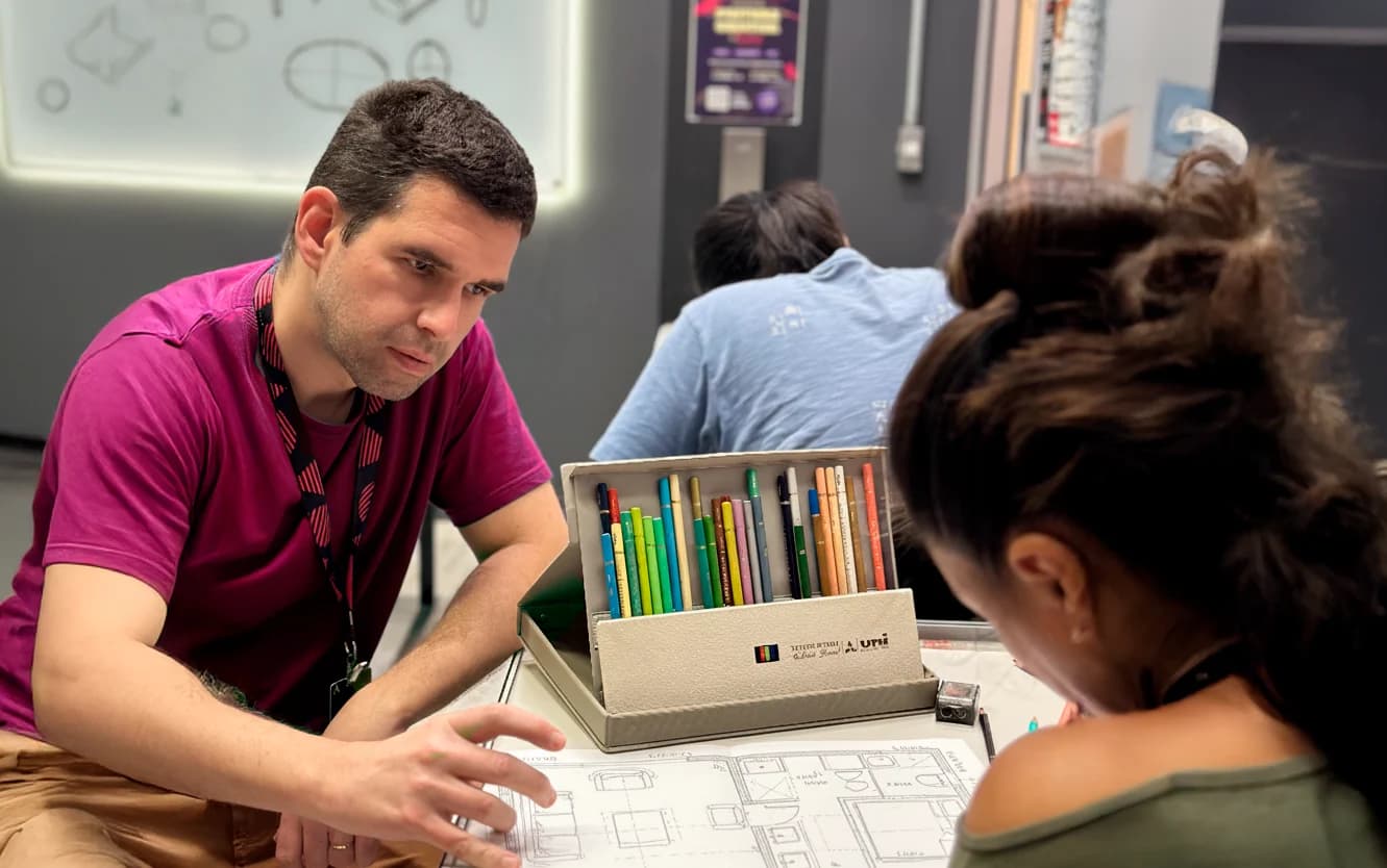 Professor ensinando a um aluno