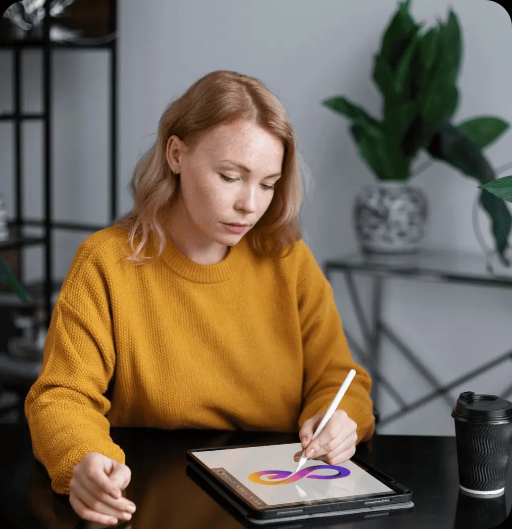 Menina branca loira desenhando uma logo em um tablet