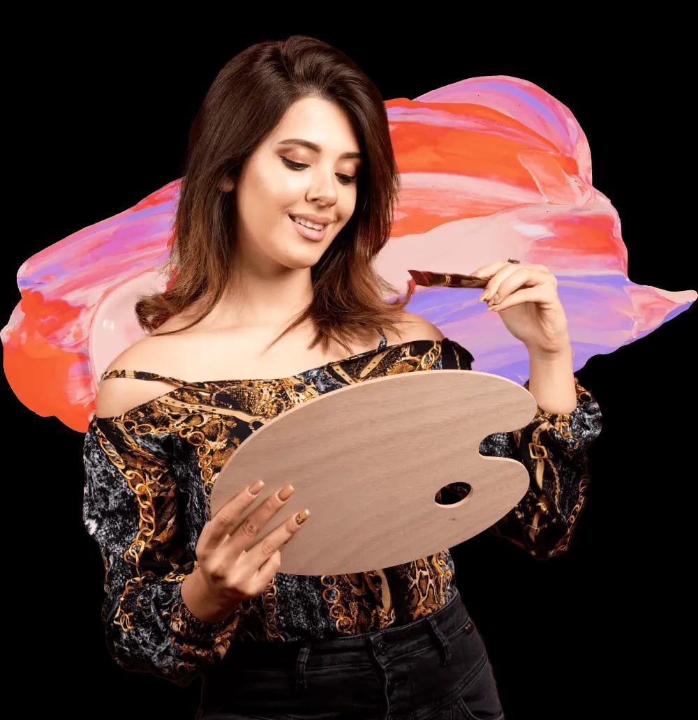mulher segurando pincel com fundo em tintas