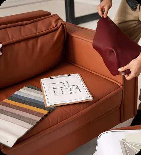 Designer de interiores decorando o ambiente