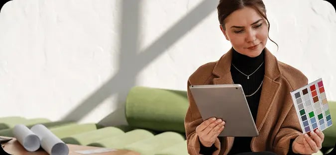 Profissional em design de interiores olhando para uma paleta de cores