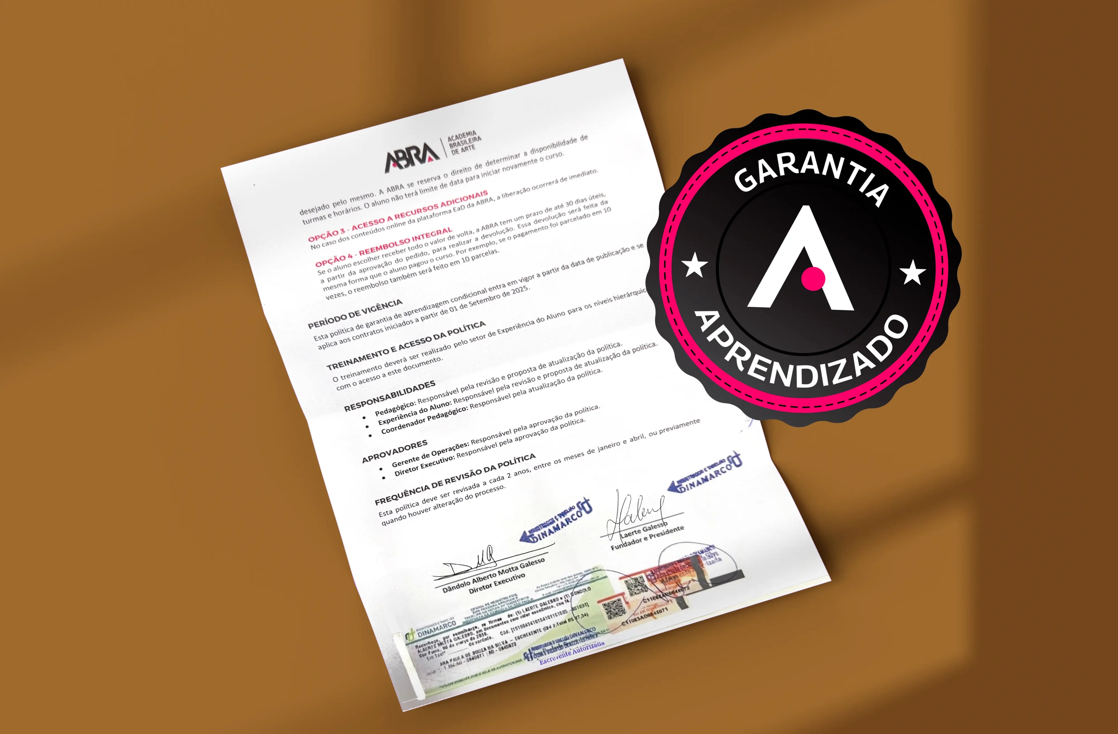 Professor ensinando a um aluno