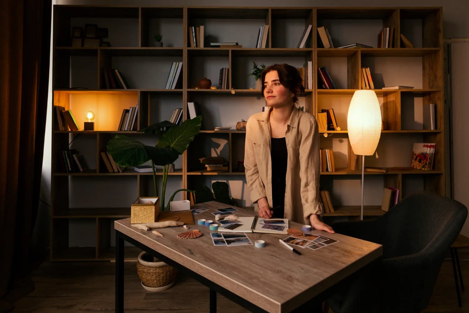 Mulher trabalhando em projeto de design de interiores